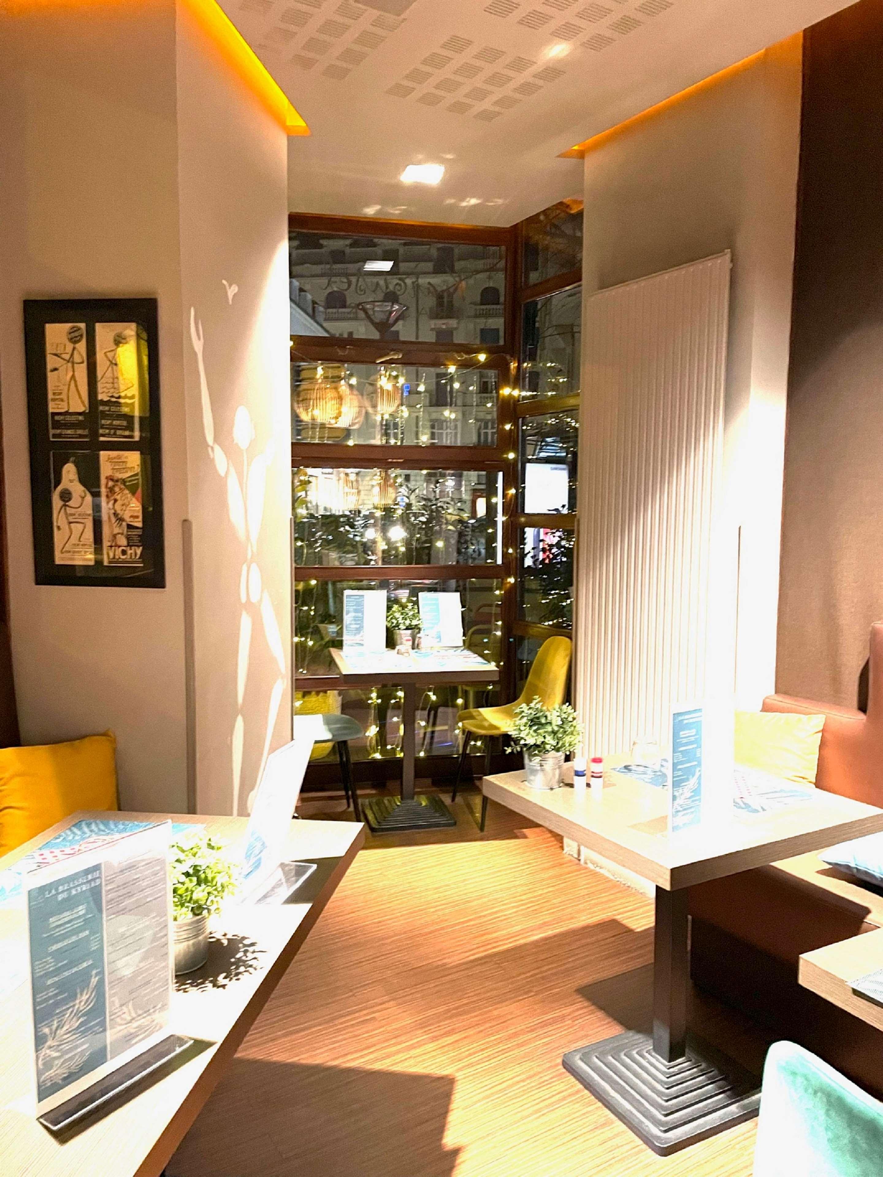 Kyriad Restaurant Centre 3*